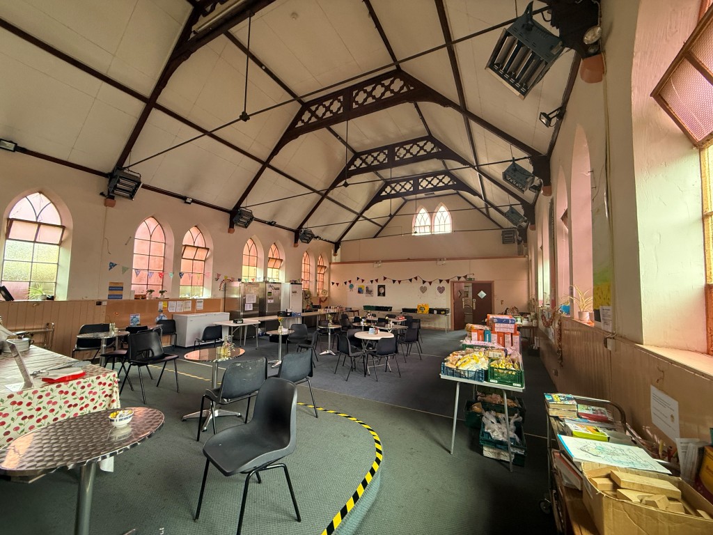 Lot: 57 - DETACHED FORMER CHURCH WITH POTENTIAL - Second view of main hall